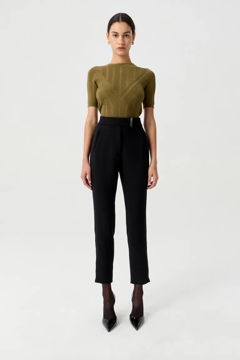 Pantalón sastrero de crepe elastizado con cintura cruzada y chapón metálico personalizado de Markova en Pantalones para argentina