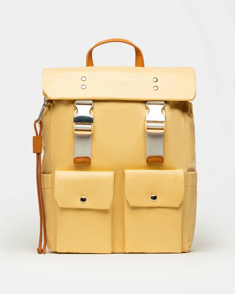 Mochila de estilo deportivo y utilitario en tono amarillo con diseño versátil y práctico de Prüne en Mochilas para argentina