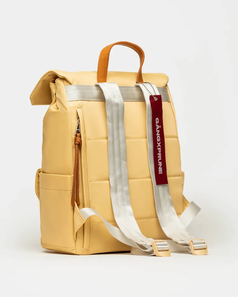 Mochila de estilo deportivo y utilitario en tono amarillo con diseño versátil y práctico de Prüne en Mochilas para argentina