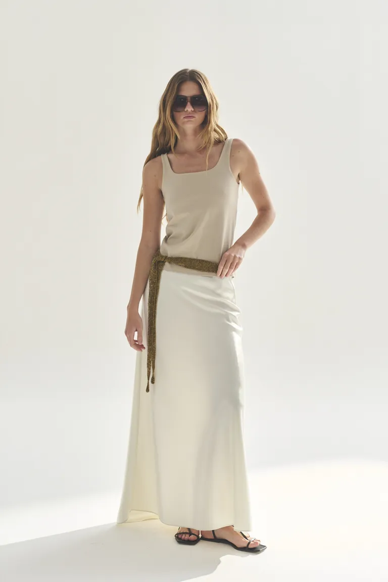 Musculosa beige para mujer, diseño simple y elegante de Akiabara en Tops para argentina