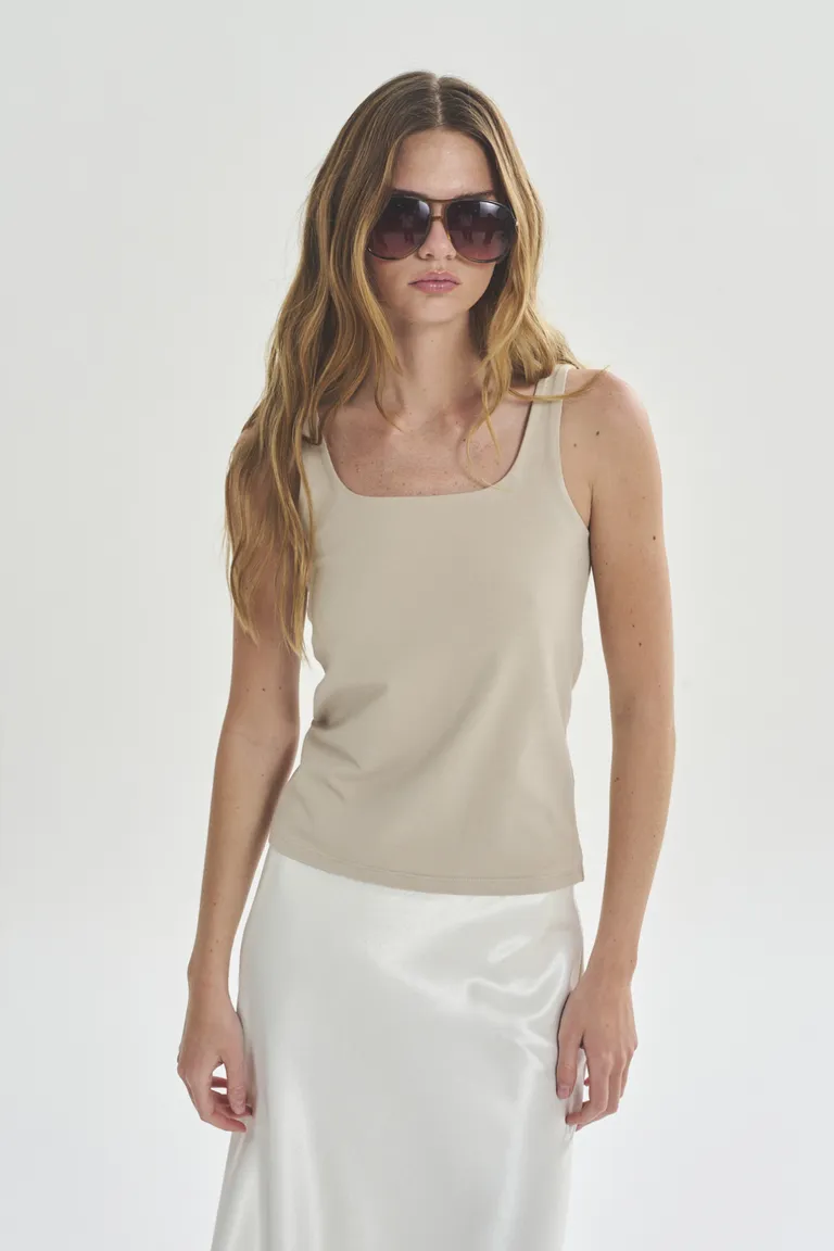 Musculosa beige para mujer, diseño simple y elegante de Akiabara en Tops para argentina