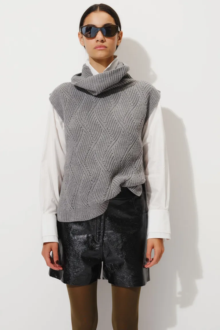 Chaleco tejido con cuello alto de calce relajado y sin mangas de Mishka en Chalecos para argentina