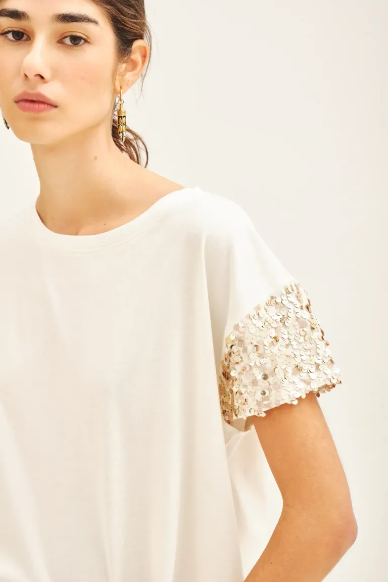 Remera blanca con detalles bordados en lentejuelas de Rapsodia en Remeras para argentina