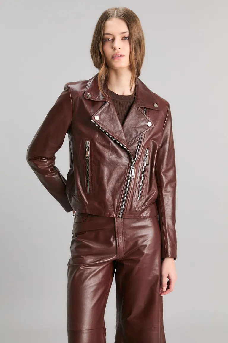 Chaqueta de cuero marrón con detalles en metal para un look biker moderno y sofisticado de Kosiuko en Chaquetas para argentina