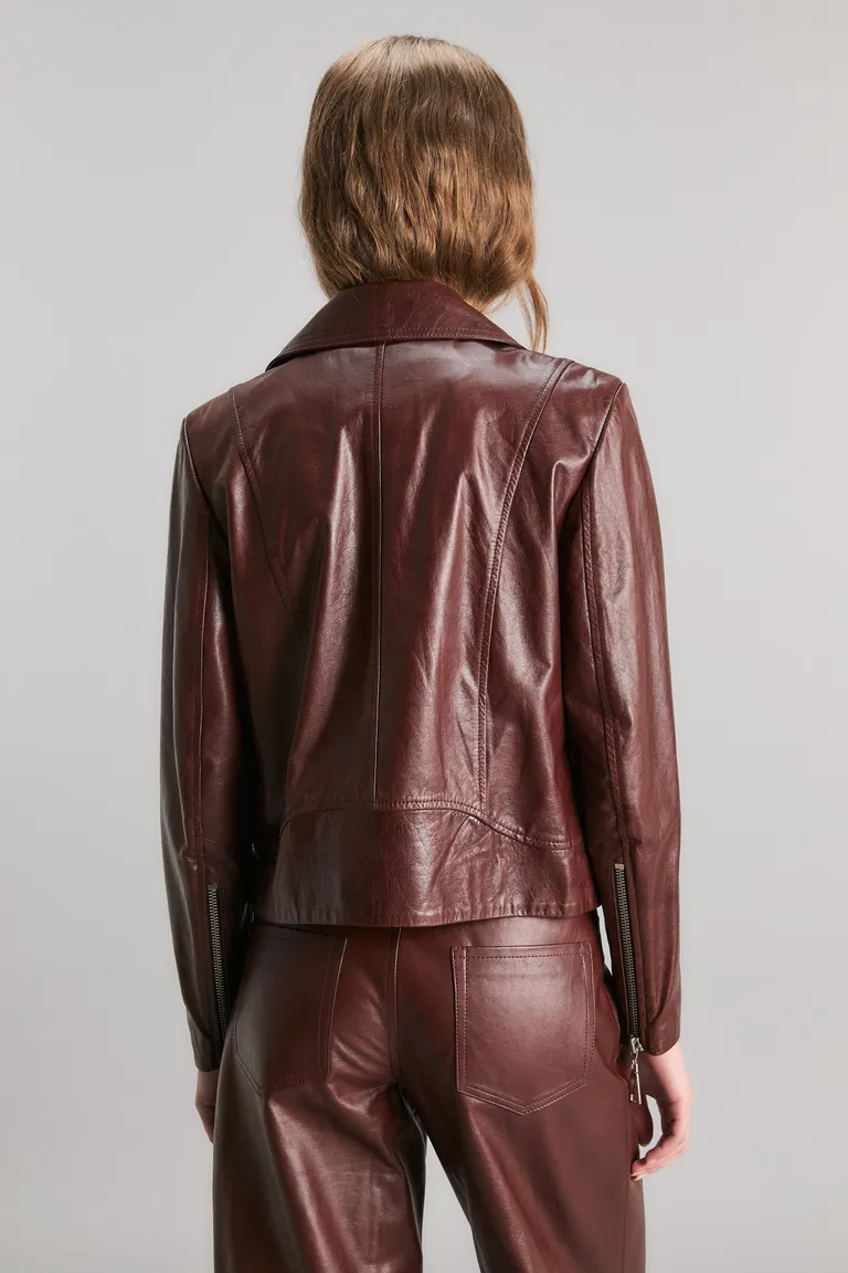 Chaqueta de cuero marrón con detalles en metal para un look biker moderno y sofisticado de Kosiuko en Chaquetas para argentina