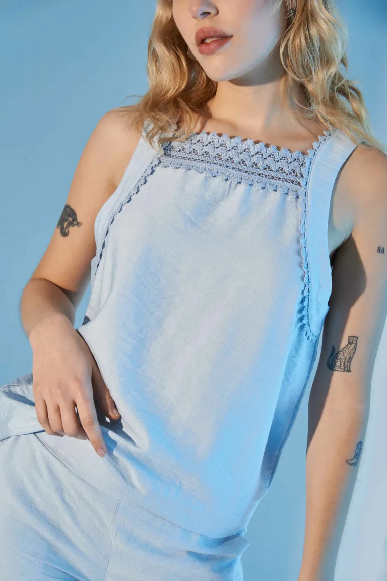 Blusa blanca con detalles bordados, ideal para lucir un estilo femenino y elegante de Apricot en Blusas para argentina