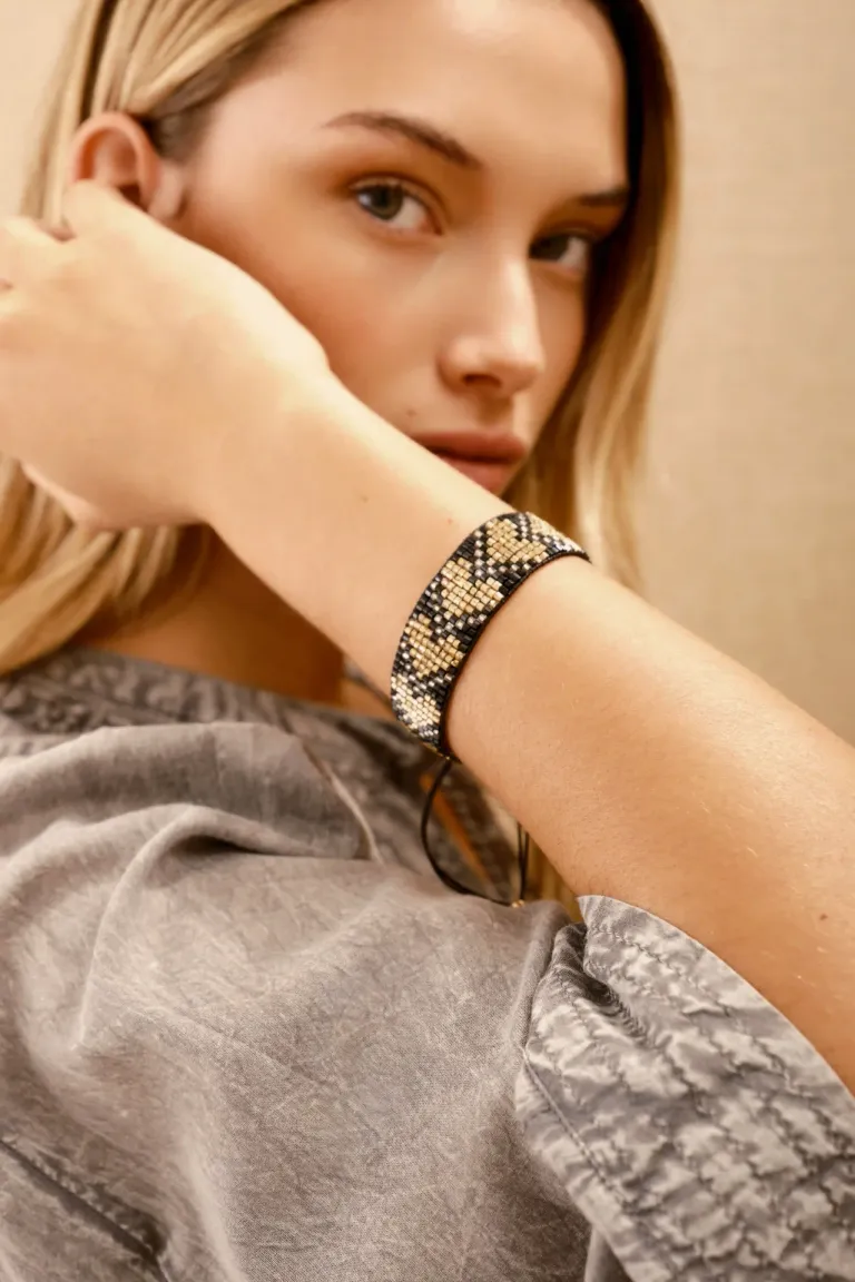 Pulsera de mostacillas bordadas, un accesorio único y versátil para realzar tu look de Rapsodia en Bijouterie para argentina