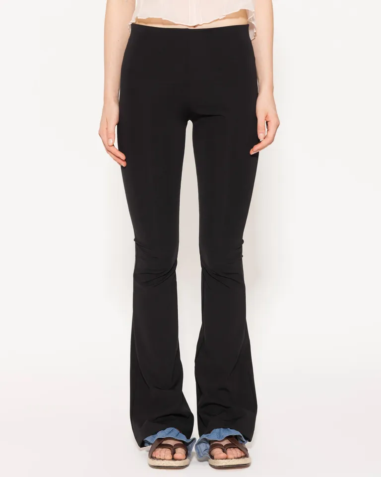 Pantalón de corte ceñido con cintura elástica y bota ancha de Jazmin Chebar en Pantalones para argentina