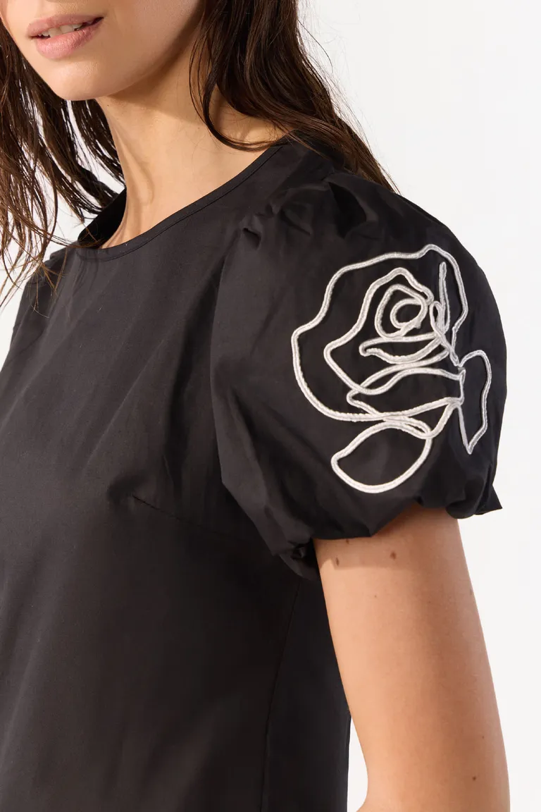 Vestido corto con mangas amplias y detalle de bordado en hombros de Cuesta Blanca en Vestidos para argentina