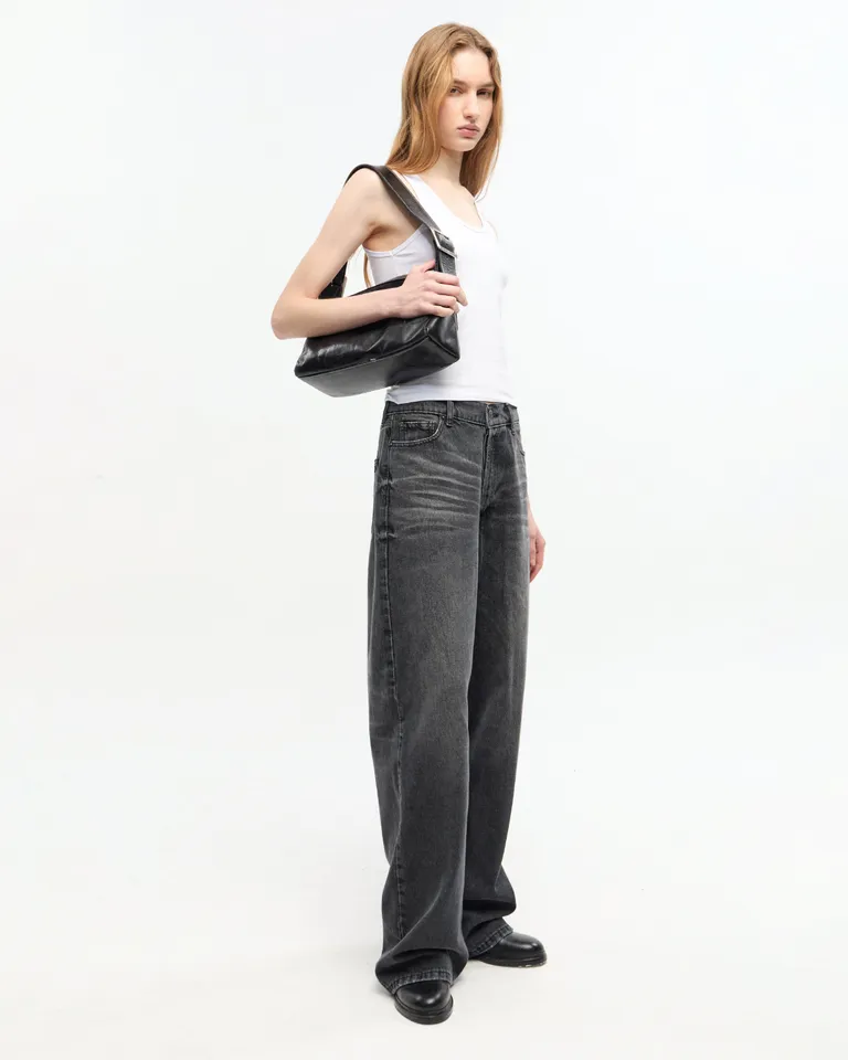 Pantalones denim wide leg de tiro bajo en negro, un look unisex y sofisticado de Ay Not Dead en Pantalones para argentina