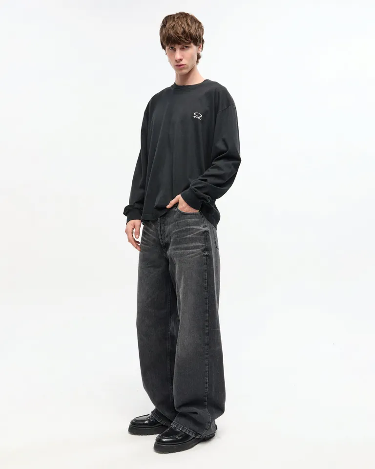 Pantalones denim wide leg de tiro bajo en negro, un look unisex y sofisticado de Ay Not Dead en Pantalones para argentina