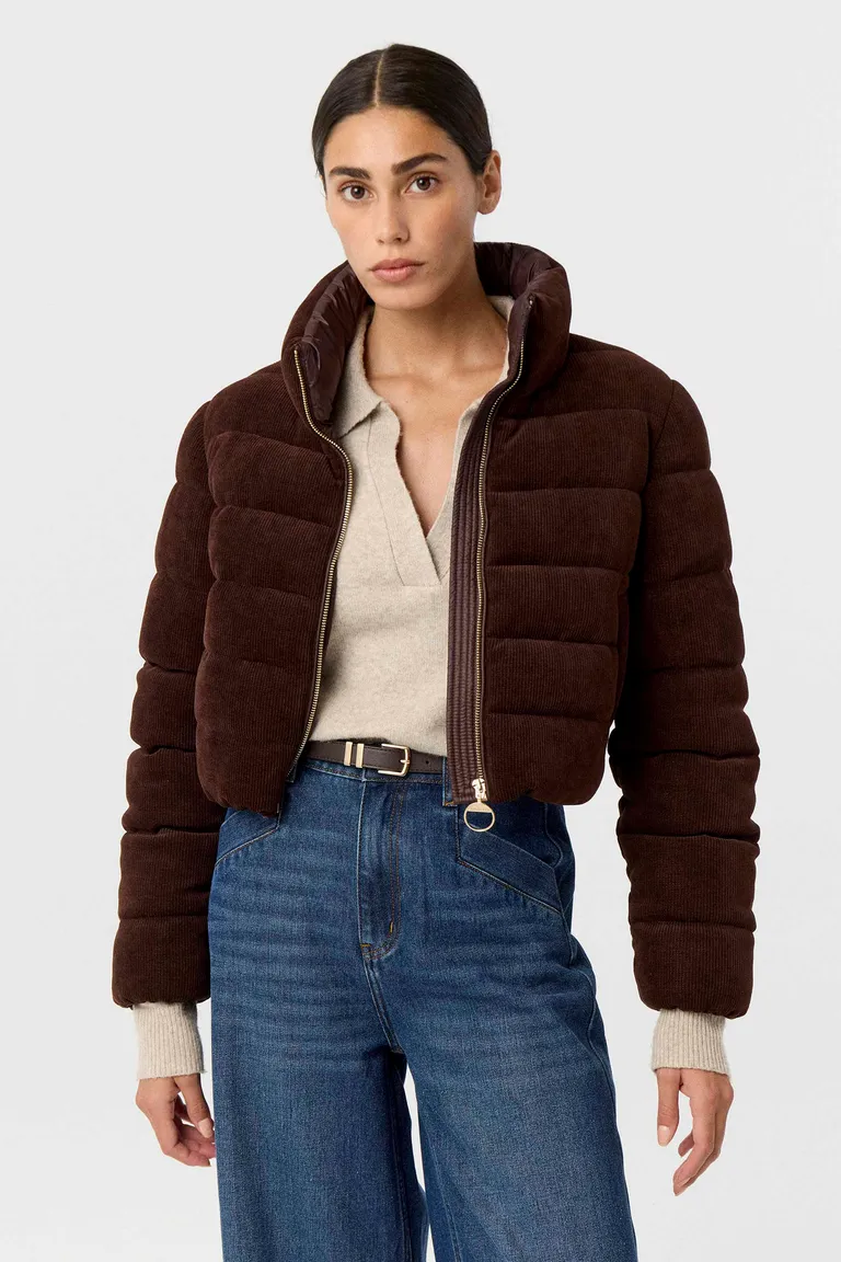 Campera corta matelaseada de cuello alto con cierre central y bolsillos laterales de Markova en Chaquetas para argentina