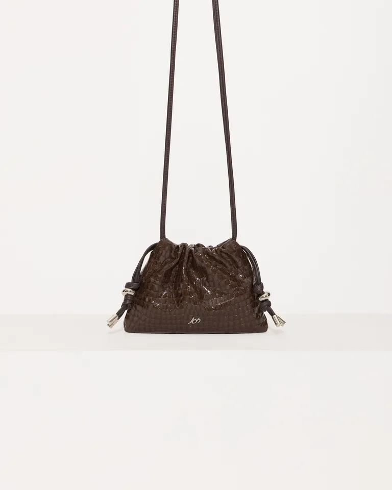 Bolso de mano de cuero marrón con detalles de diseño exclusivos de Jazmin Chebar en Bolsos y Carteras para argentina