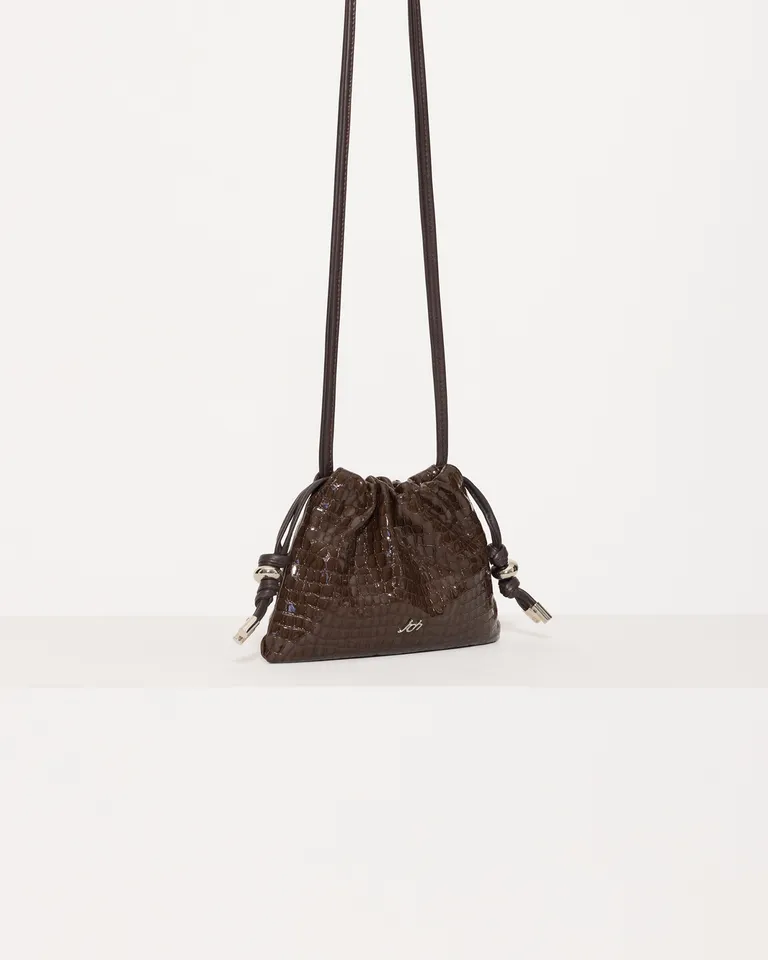 Bolso de mano de cuero marrón con detalles de diseño exclusivos de Jazmin Chebar en Bolsos y Carteras para argentina