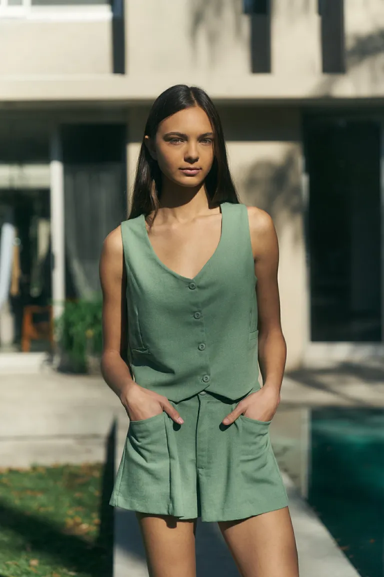 Chaleco de lino en corte recto con bolsillos, de diseño minimalista y elegante de Lemmon en Chalecos para argentina