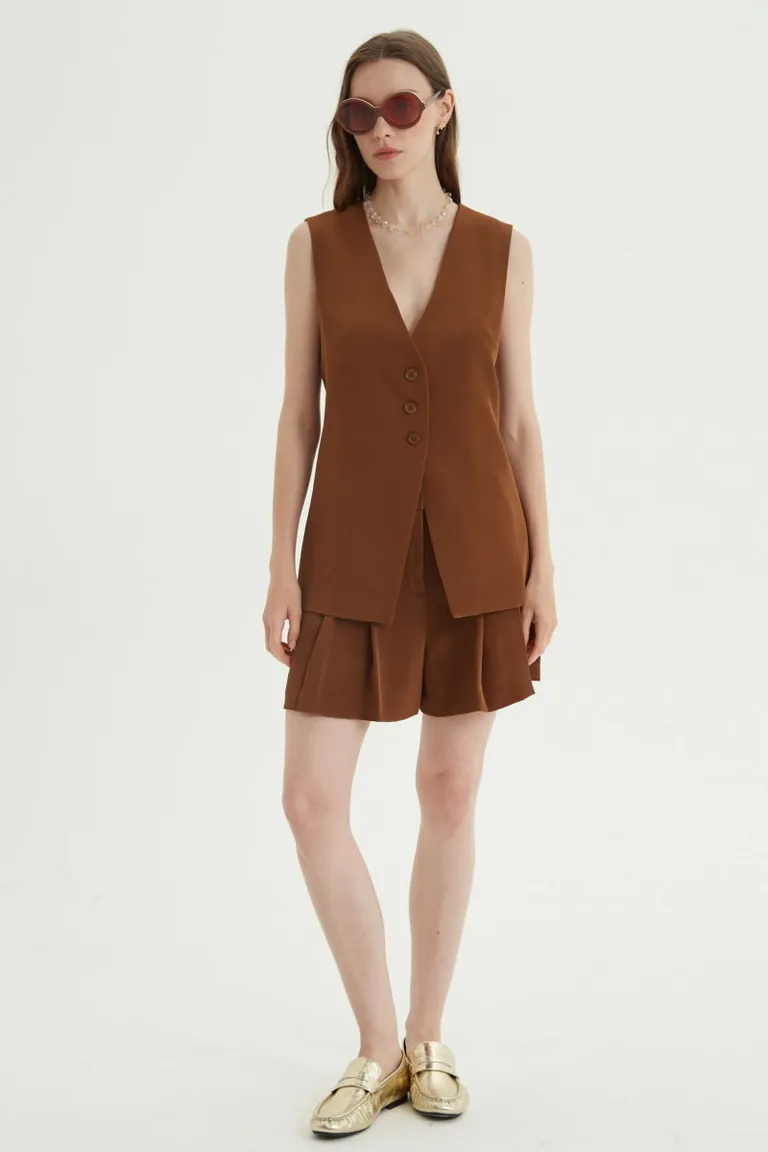 Chaleco sastrero sin mangas con escote en v, cierre frontal de botones y diseño estructurado de Las Pepas en Chalecos para argentina