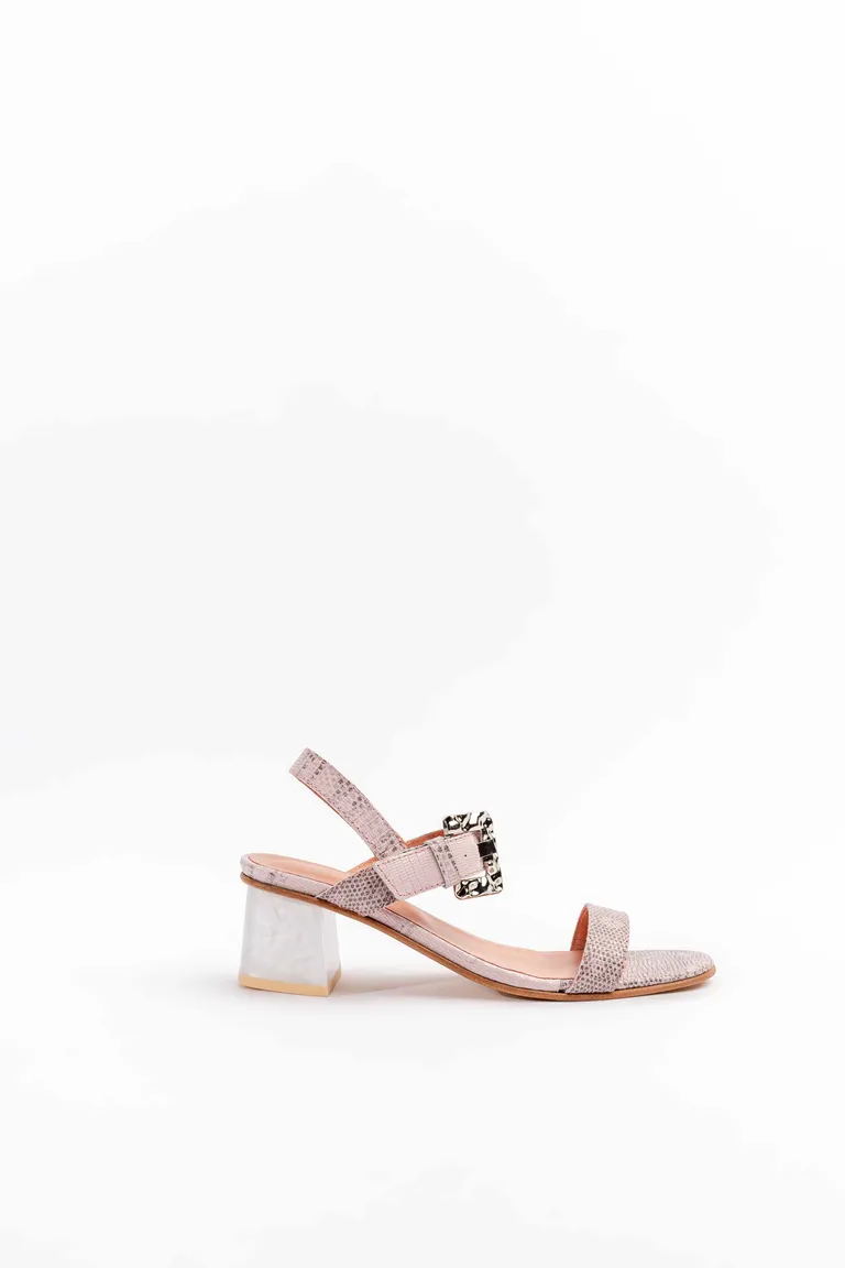 Sandalias de cuero grabado en textura snake con detalle de hebilla y taco de madera de Mishka en Sandalias para argentina