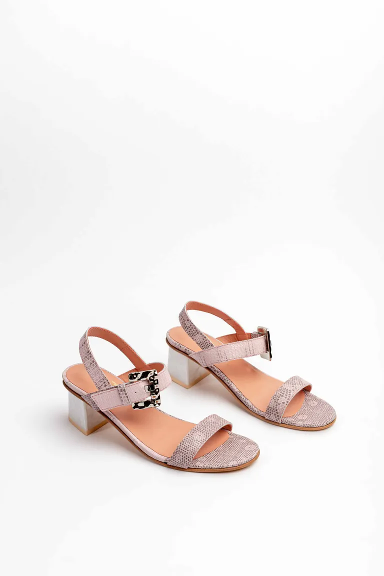 Sandalias de cuero grabado en textura snake con detalle de hebilla y taco de madera de Mishka en Sandalias para argentina