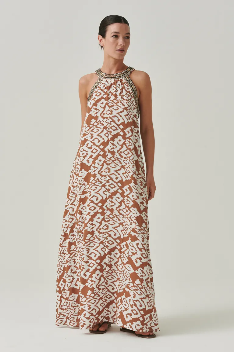 Vestido largo con estampa ikat y detalles brillantes en el escote y espalda de Sweet en Vestidos para argentina