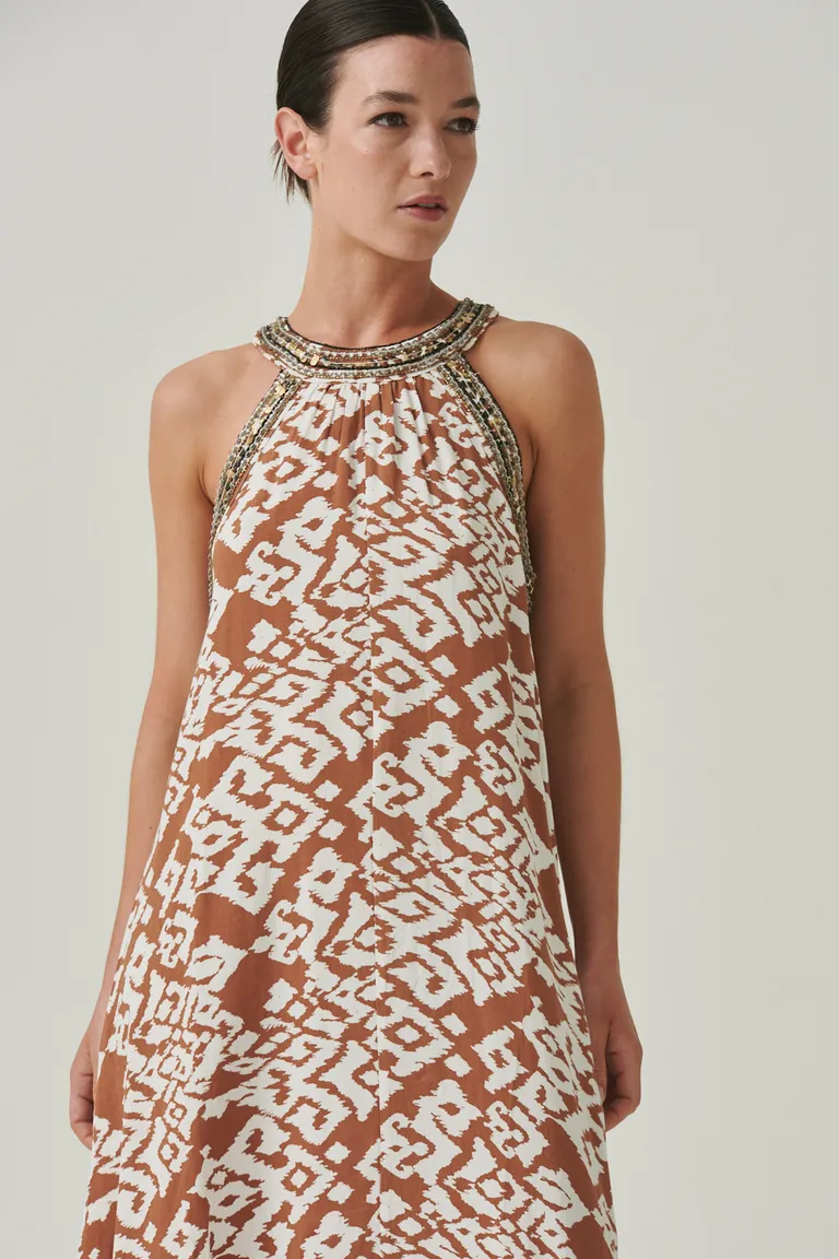 Vestido largo con estampa ikat y detalles brillantes en el escote y espalda de Sweet en Vestidos para argentina