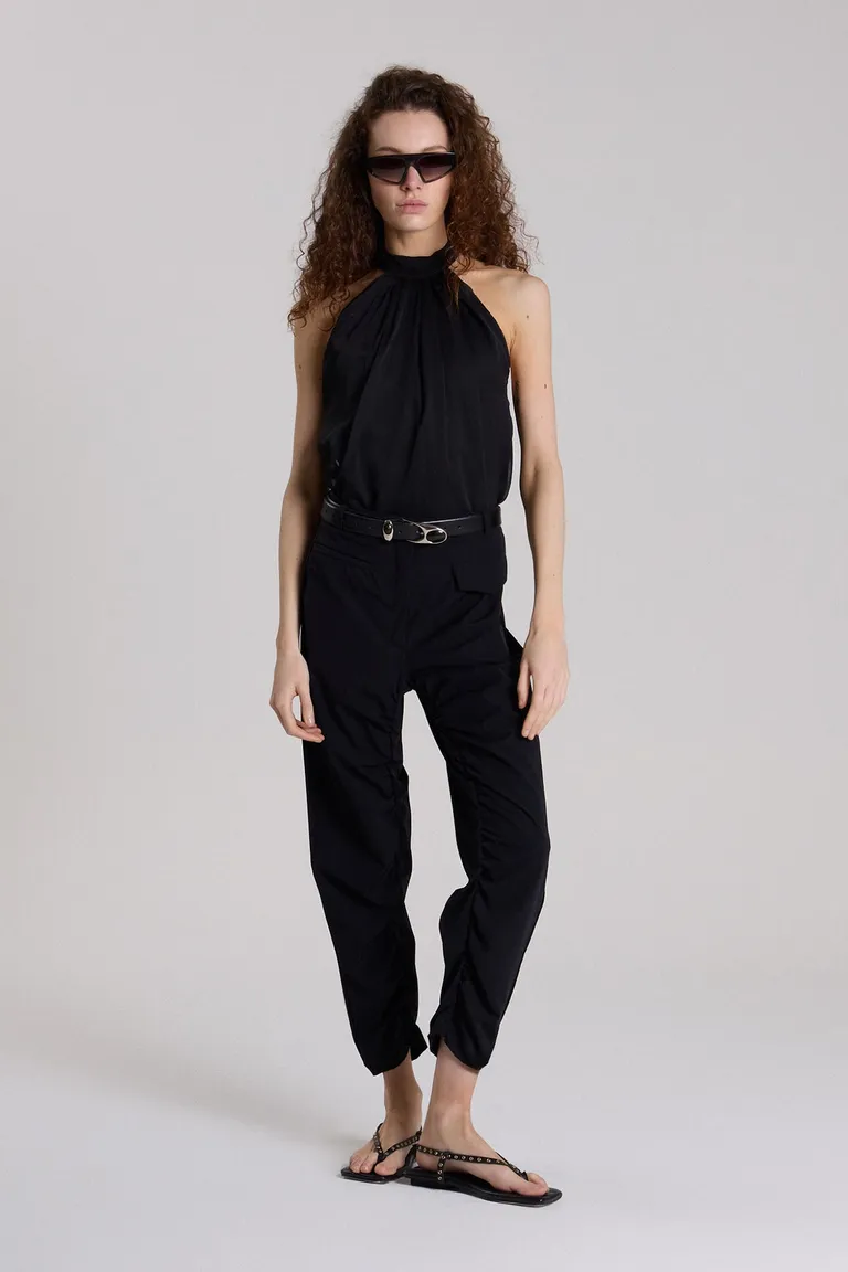 Pantalón negro babucha con frunces y largo capri para una elegante noche de Maria Cher en Pantalones para argentina