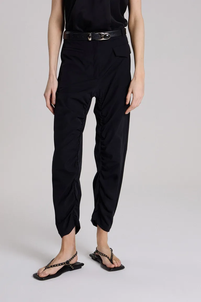 Pantalón negro babucha con frunces y largo capri para una elegante noche de Maria Cher en Pantalones para argentina