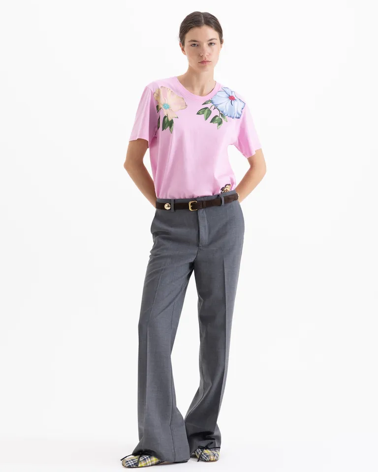 Remera de corte clásico con detalles florales estampados y bordados en el frente de cuello redondo de Jazmin Chebar en Remeras para argentina