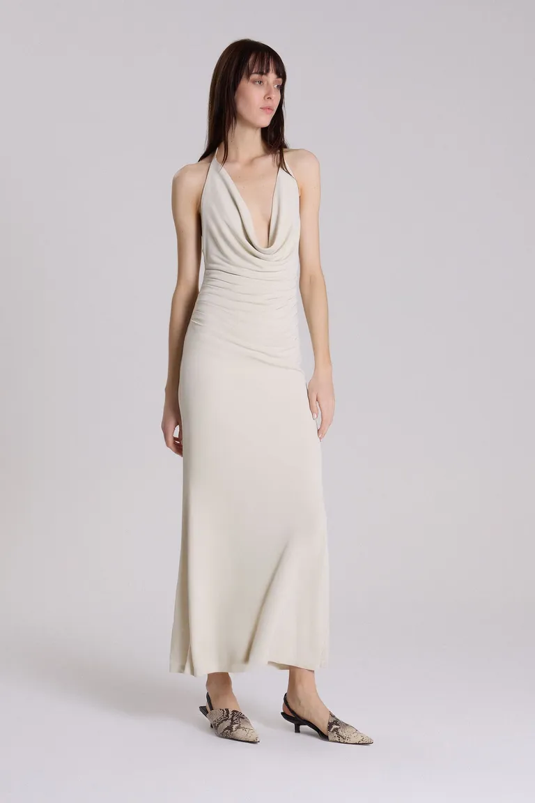 Vestido largo halter de viscosa con escote fruncido y espalda abierta de Maria Cher en Vestidos para argentina