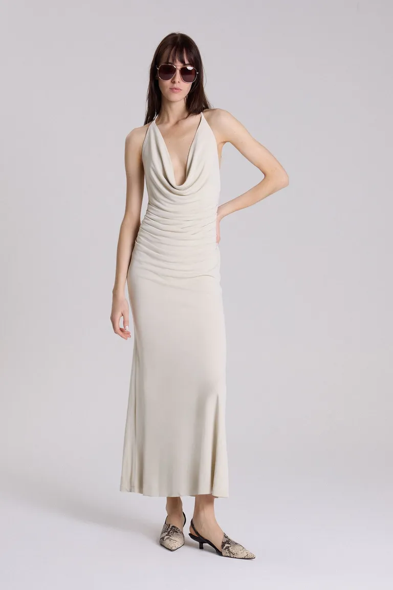 Vestido largo halter de viscosa con escote fruncido y espalda abierta de Maria Cher en Vestidos para argentina