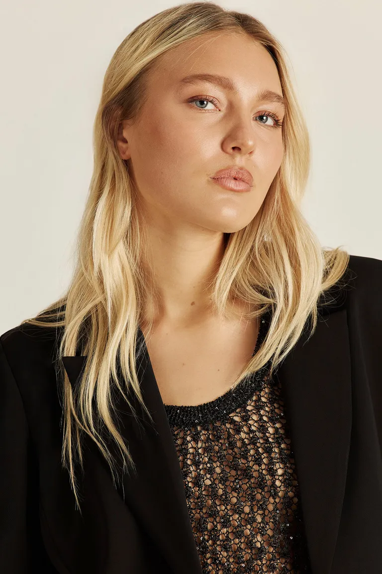 Chaqueta negra de diseño único con detalles de strass para un estilo elegante y personal de Tucci en Chaquetas para argentina