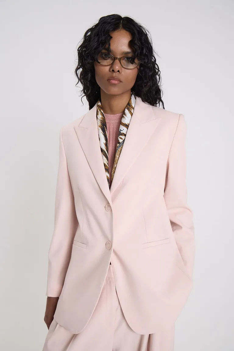 Saco sastrero con solapas clásicas, cierre de botones y detalle de ruedo redondeado en el frente de Maria Cher en Blazers para argentina