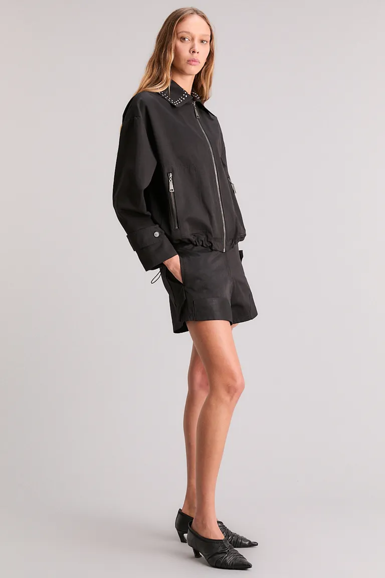 Chaqueta negra oversize con detalles metálicos de Kosiuko en Chaquetas para argentina