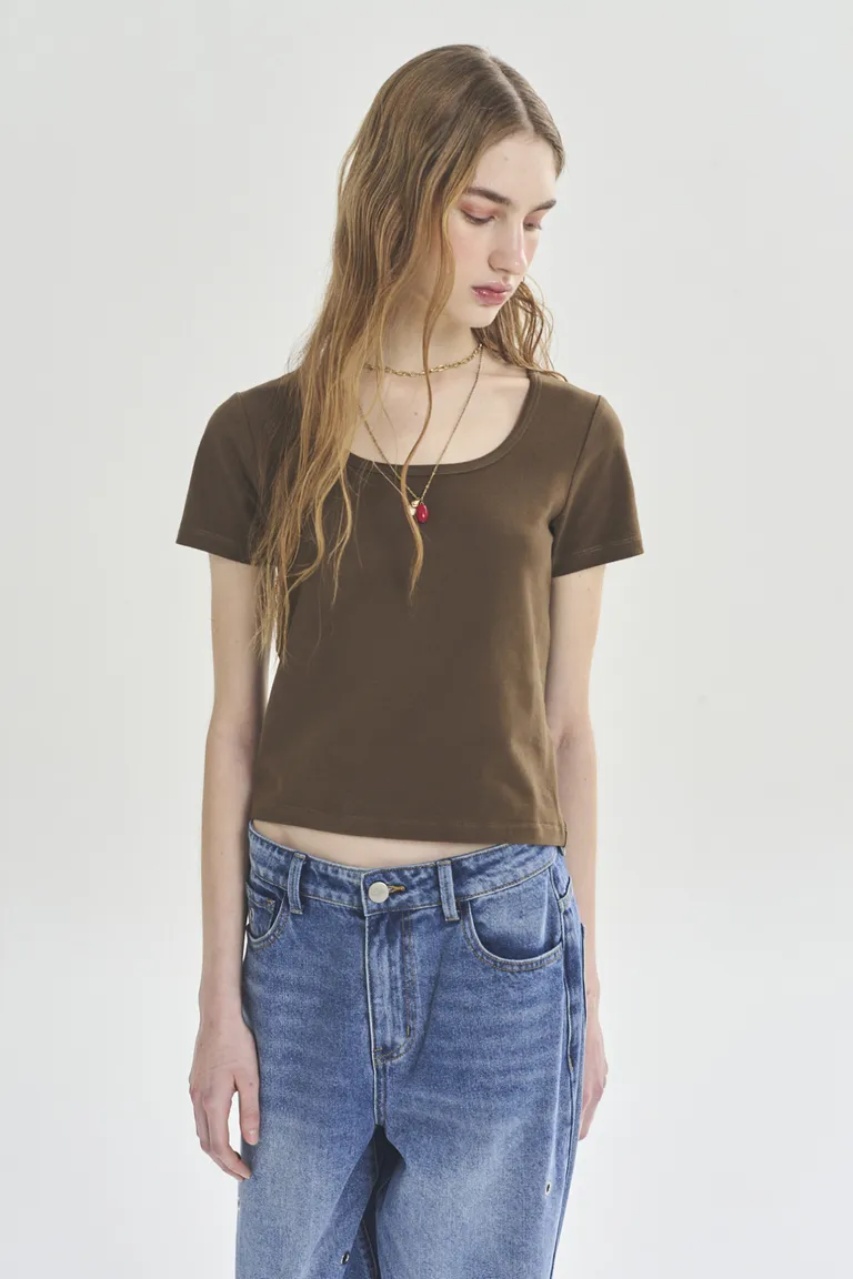 Remera marrón de cuello redondo, corte recto y manga corta para mujer de Akiabara en Remeras para argentina