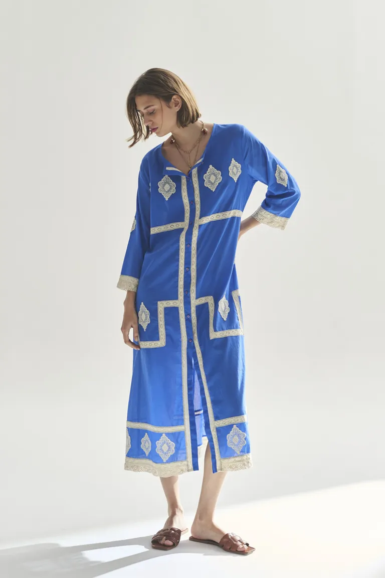 Vestido largo en azul eléctrico con bordados, ideal para ocasiones especiales de Akiabara en Vestidos para argentina