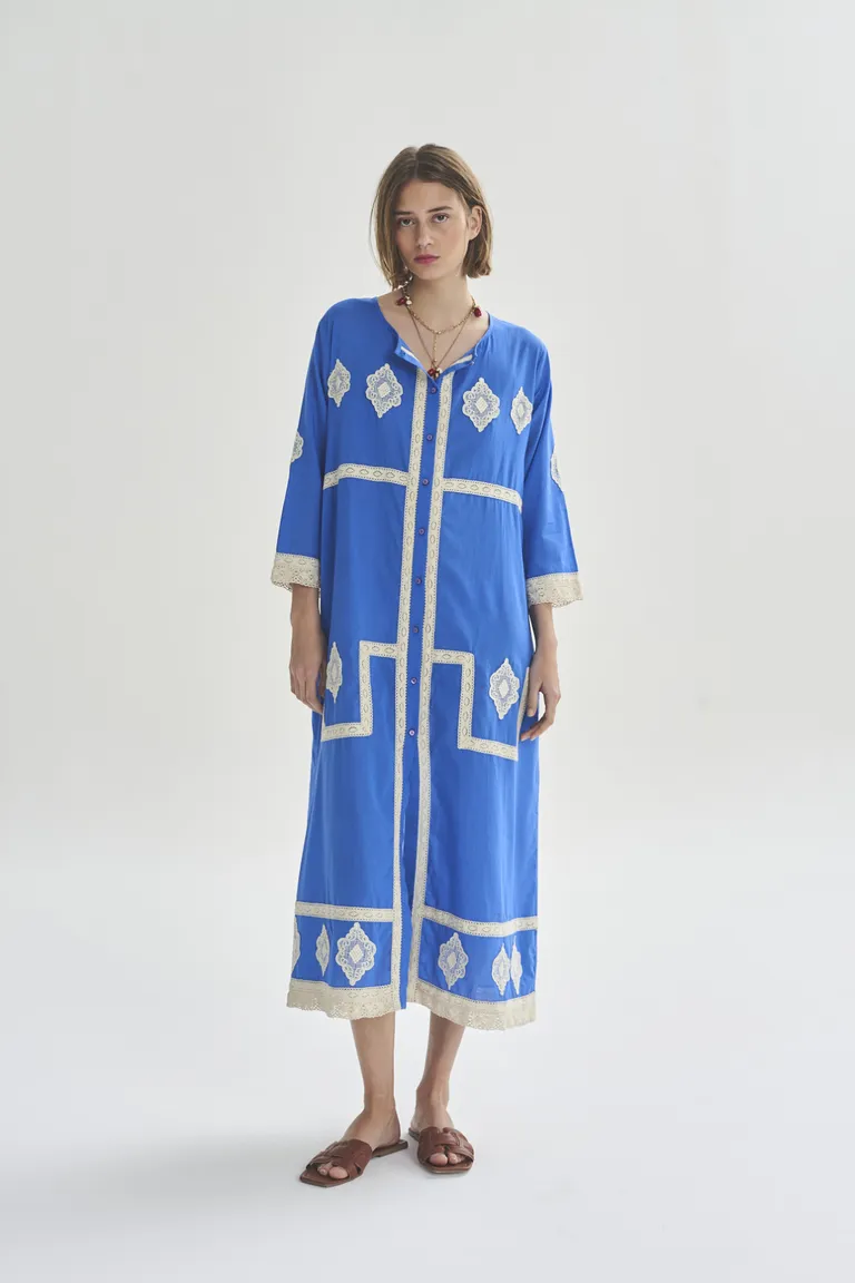Vestido largo en azul eléctrico con bordados, ideal para ocasiones especiales de Akiabara en Vestidos para argentina