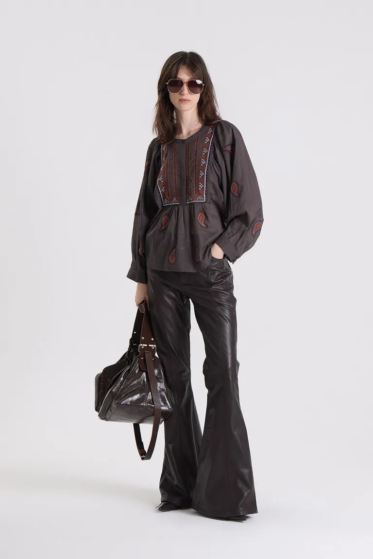 Blusa manga larga con cuello mao y bordados artesanales en el frente y mangas de Maria Cher en Blusas para argentina