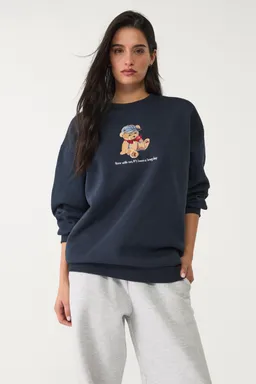 Buzo con oso bordado de Stradivarius en Buzos y Sweaters para argentina