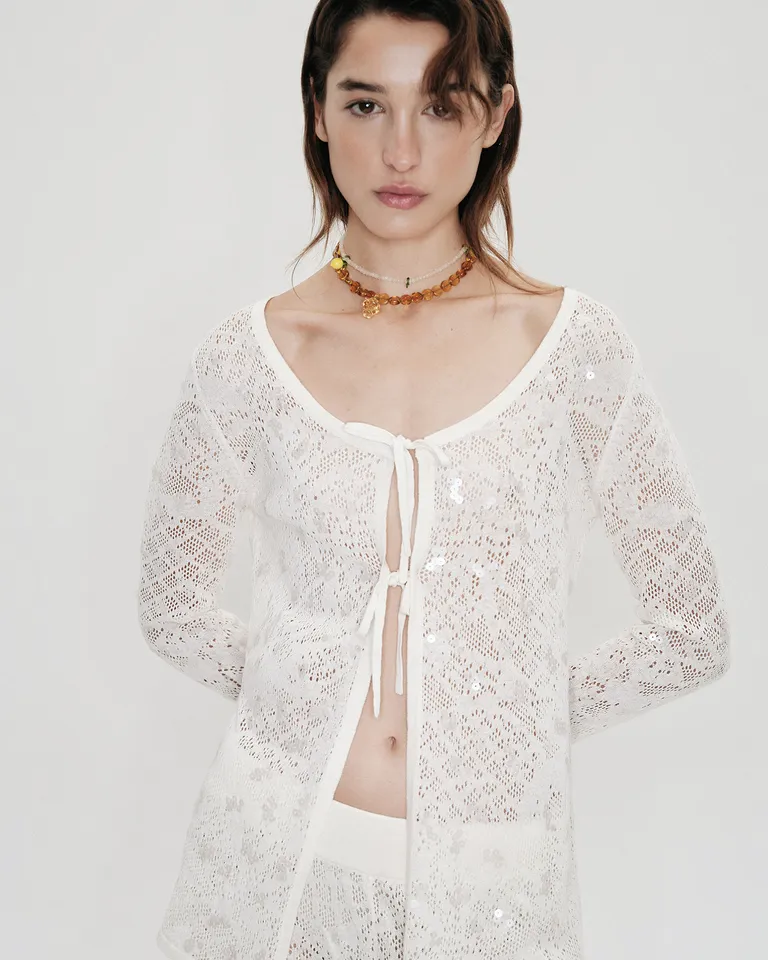 Cárdigan tejido calado con lentejuelas y detalles románticos de Jazmin Chebar en Buzos y Sweaters para argentina