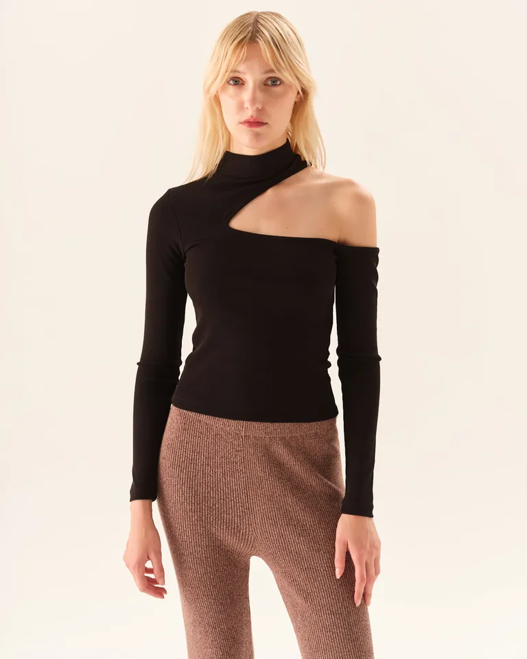 Remera manga larga entallada con cuello alto y diseño asimétrico de aberturas en hombros de Furzai en Remeras para argentina