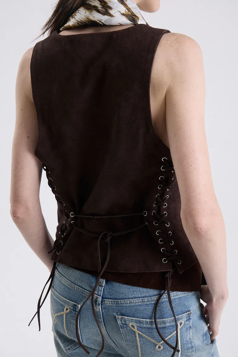 Chaleco sastrero entallado con cierre de botones y diseño frontal clásico de Maria Cher en Chalecos para argentina