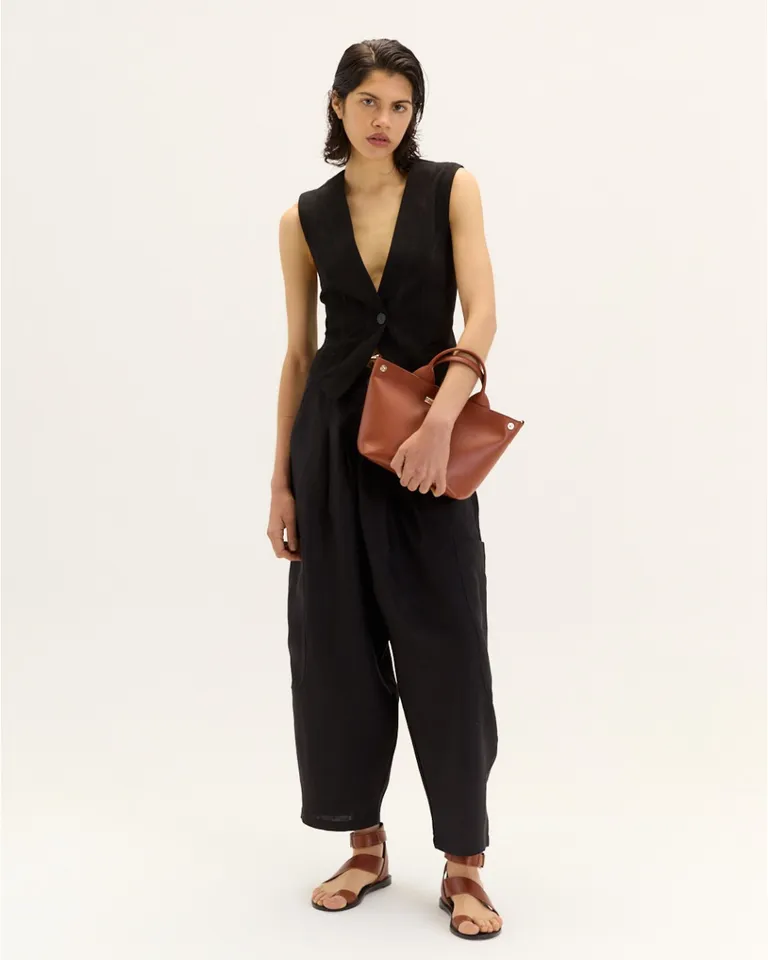 Chaleco de gabardina negra con detalles ajustables de Blue Sheep en Chalecos para argentina