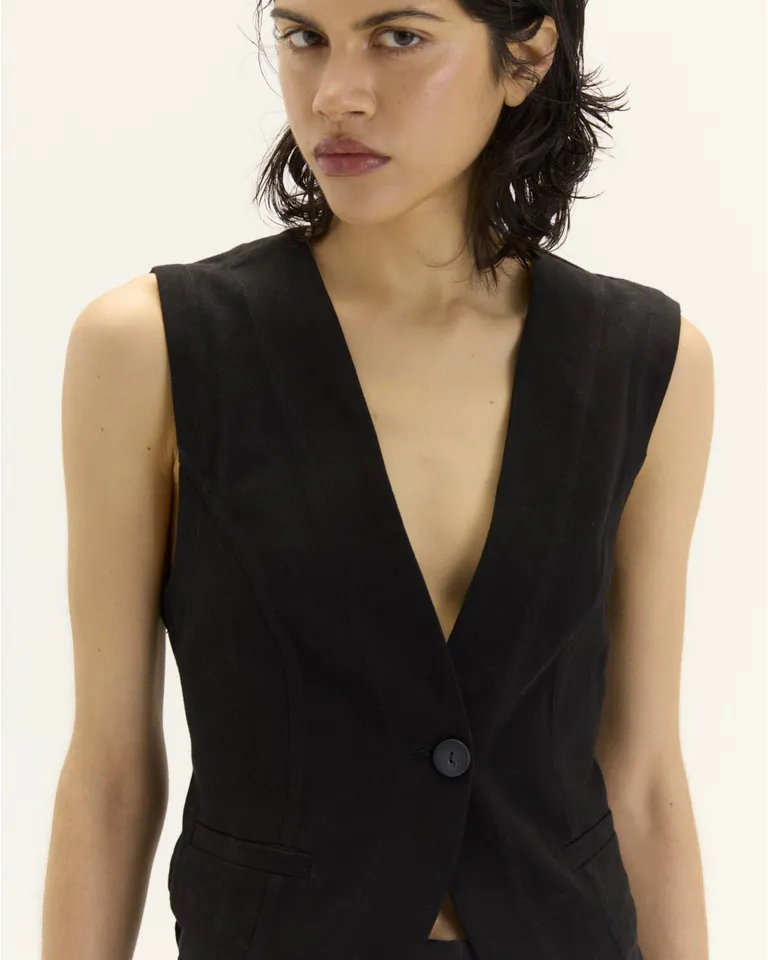 Chaleco de gabardina negra con detalles ajustables de Blue Sheep en Chalecos para argentina