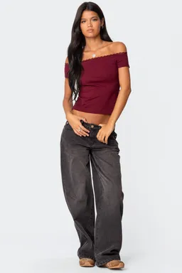 Top escote bardot con encaje xoe de Edikted en Tops para argentina