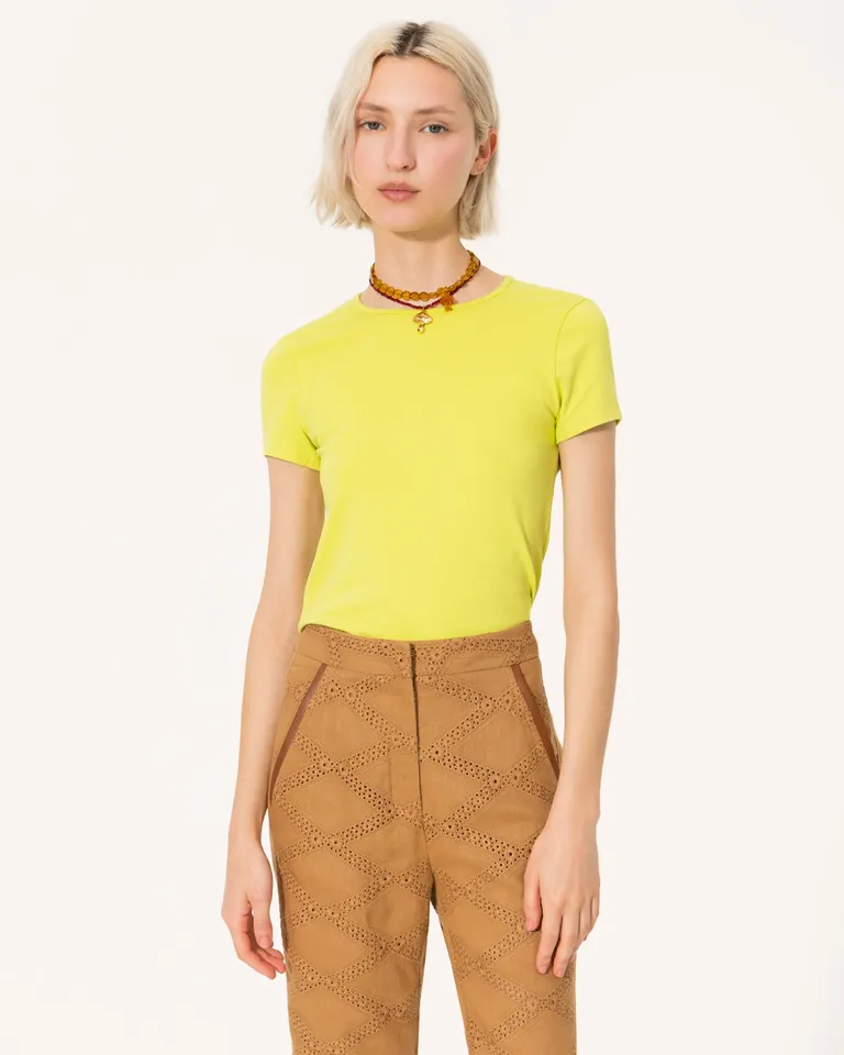 Remera de algodón ajustada con escote redondo y mangas cortas de Jazmin Chebar en Remeras para argentina