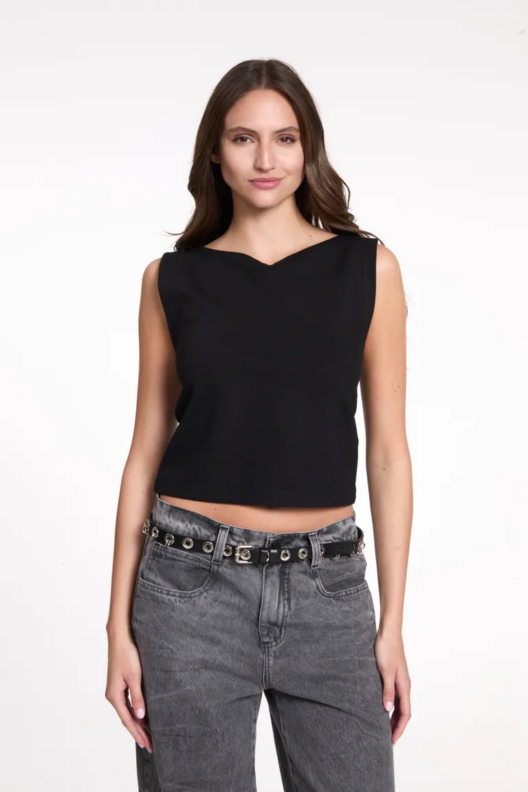 Remera musculosa negra de escote bote - Prenda versátil y elegante para cualquier ocasión de Justaosadia en Remeras para argentina