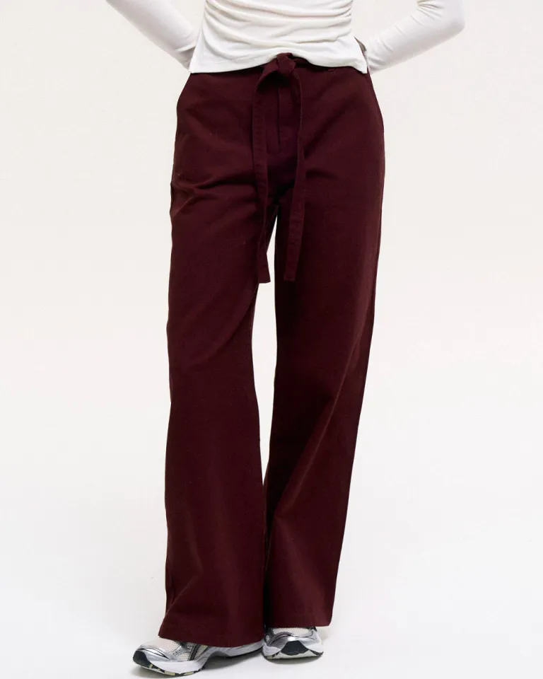 Pantalón ancho con detalles jeaneros y tiras anchas para atar en color marrón de Sky en Pantalones para argentina