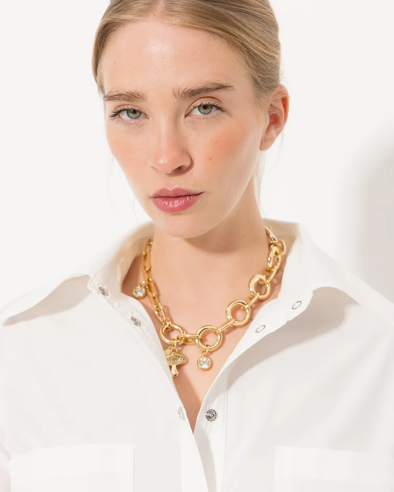 Collar dorado de eslabones anchos y llamativos, un accesorio de moda versátil y elegante de Jazmin Chebar en Bijouterie para argentina