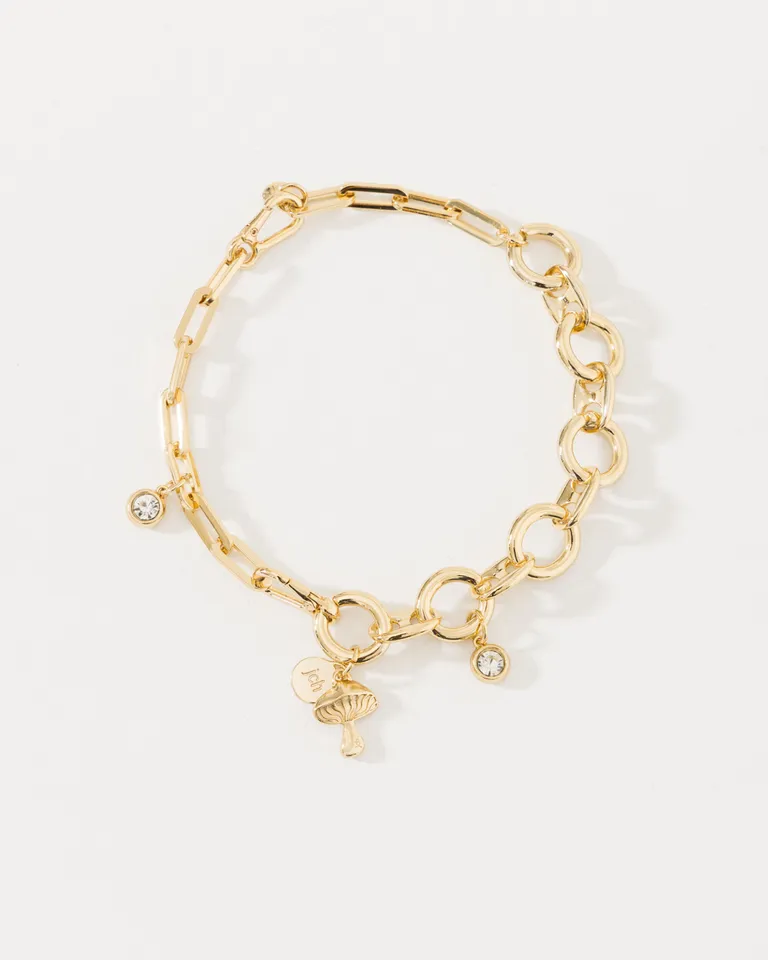 Collar dorado de eslabones anchos y llamativos, un accesorio de moda versátil y elegante de Jazmin Chebar en Bijouterie para argentina