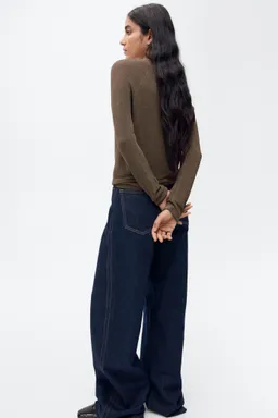 Sweater lúrex cuello pico de Mango en Buzos y Sweaters para argentina