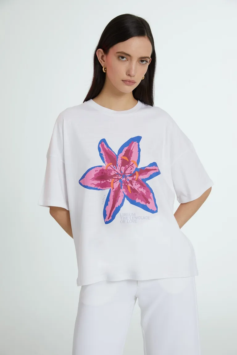 Remera de jersey blanca con estampa floral exclusiva de Naíma en Remeras para argentina
